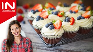 Sallys Cupcakes mit Erdbeerkern und Früchten [upl. by Asylem429]