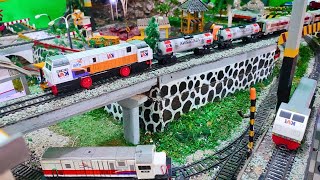 Merakit Kereta Api di Diorama Stasiun Gambir dan Berjalan Menabrak Mobil di Palang Pintu Kereta Api [upl. by Aelgna]