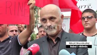 Report TV  Vdekja e shqiptarit në Greqi familja protestë para ambasadës [upl. by Rofotsirk589]