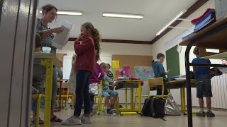 Rentrée scolaire  classe unique dans lécole élémentaire de SaintMicheldeChaillol [upl. by Toma]