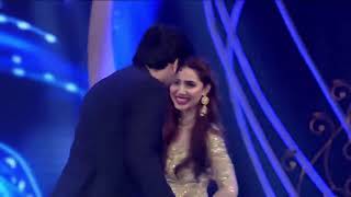 Mahira Khan Dance with Shahrukh khan Pakistani [upl. by Portie]