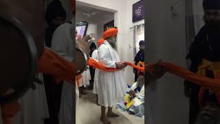 Sachkhand de jathedar Budha dal de jathedar Singh sahib Baba Balbir Singh ji nu Pagg bande hoe [upl. by Tenner]