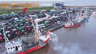 Protestkundgebung im Hafen von Dornumersiel Hupkonzert und Bengalos bei Fischern und Landwirten [upl. by Zoila]