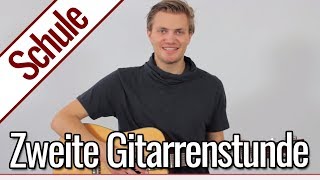 Gitarre lernen  Zweite Gitarrenstunde Die ersten Akkorde  Gitarrenschule [upl. by Idaline961]