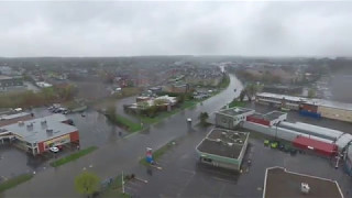 CHOC  Un drône film les inondations dans louest de Montréal au Canada [upl. by Reni]