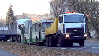 Грузовой эвакуатор МАЗ тащит сломанный автобус ЛиАЗ5256 [upl. by Engud]