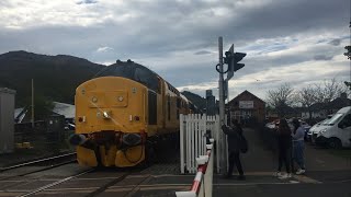 Class 9737Caroline CoachPorthmadog Level Crossing  FT JPS LEVEL CROSSINGS [upl. by Tomchay]