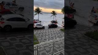 🔴 ALERTA Mini Tsunami invade Rio de Janeiro  Ressaca do mar shorts fyp [upl. by Enirok]