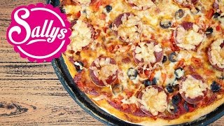 Pizza Rezept  Grundrezept Pizzateig amp schnelle Soße  Sallys Welt [upl. by Glynda807]