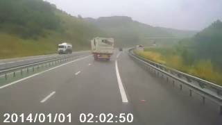 Un camion se retourne sur une autoroute Française A20 [upl. by Juliette954]