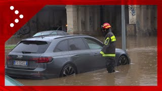 Milano esonda il Seveso automobilisti soccorsi dai Vigili del Fuoco in Viale Fulvio Testi [upl. by Walli]