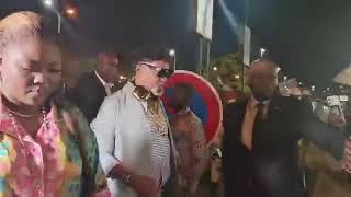 Koffi OLOMIDÉ amp Cindy LE COEUR MAMACI L’Arrivée À ABIDJAN Côte D’Ivoire Abonnezvous ✔ Aimez ✔ [upl. by Noffihc6]