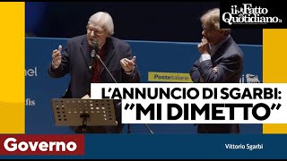 quotMi dimetto da sottosegretarioquot lannuncio di Vittorio Sgarbi dal palco [upl. by Pardew373]