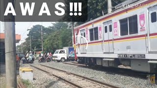 Berhenti Luar Biasa BLB   Kereta api KRL tertahan sinyal masuk stasiun Duren Kalibata [upl. by Ldnek489]