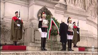 Il Presidente Mattarella depone una corona dalloro sulla Tomba del Milite Ignoto [upl. by Ahtibbat99]