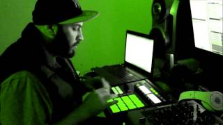 DJ FAT SAM  Maschine Skillz  Making abeat in 3 min [upl. by Belanger294]