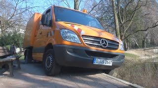 NICHT ALLTÄGLICHER EINSATZ  Gartenamt fährt sich mit Sprinter fest amp löst Feuerwehreinsatz aus [upl. by Lennor]