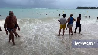 Cyclone tropical Belal La plage de Pereybere est recouverte par les vagues [upl. by Tabbatha735]