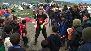 Risas contra muros El paso de Pallasos en Rebeldía por Idomeni [upl. by Choong567]