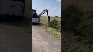 Wesseler maaiarm aangebouwd aan een Deutz TTV blackseries achteruitrijdend riet aan het maaien [upl. by Noitna959]