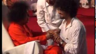 SATHYA SAI MATERIALISING RING TO SONU NIGAMMPG [upl. by Nirtiak]