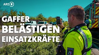 Gaffer und Angriffe auf Helfer gefährden Rettungsarbeiten [upl. by Aicen]