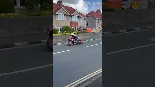 Flat Out Michael Mace ER650 amp Eoin OSiochru Aprilia RS660 Bray Hill Isle Of Man Manx Grand Prix 23 [upl. by Wainwright349]