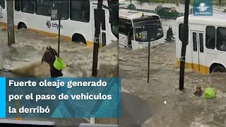 Mujer de la tercera edad es arrastrada por corriente de fuertes lluvias en Coacalco [upl. by Naot]