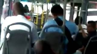 Hombre cae por cansancio en el Metrobus [upl. by Regen]