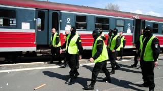 Policja rozdziela dwie grupy kibiców www24opolepl [upl. by Olrac]