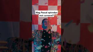 Mag Pascal Redeker optreden met carnaval shorts [upl. by Abekam]