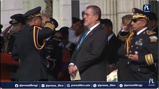 Saludo militar en la Plaza de la Constitución al nuevo Presidente de Guatemala Bernardo Arévalo [upl. by Tandi522]