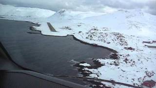 Wideroe Dash 8 cockpit view landing Honningsvåg [upl. by Fionna]