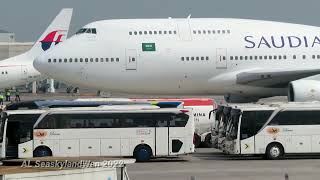 Kepulangan Jamaah Haji Indonesia Debarkasi Surabaya Menggunakan Pesawat Boeing 747400 Saudia [upl. by Hecker789]