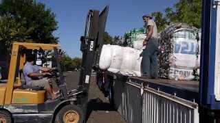 Cargando Plastico Prensado para Reciclar  Bipal Transporte Paysandù [upl. by Verger732]