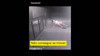 Cuidado ao falar no celular quando estiver nas escadas [upl. by Lachance353]