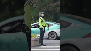 兔子警官这又是对谁放电了，太搞笑了吧杭州女交警杭州李雨蔚police [upl. by Adyam]