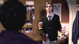 Spencer Reid Le falla la coordinación cuando piensa Mentes Criminales 2x19 [upl. by Adnilab]