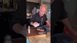 Easy burgers with Kevin in the Tupperware Micro Pro Grill [upl. by Uwkuhceki]