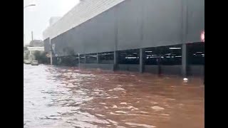 Temporal deixa ruas completamente alagadas na região do shopping em Patos de Minas [upl. by Allez]