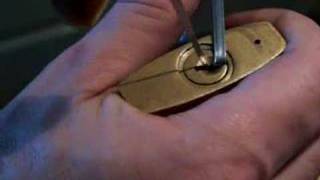 lockpicking a TRICIRCLE 265 padlock [upl. by Petty]