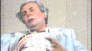 Les Patterson discusses Joan Collins with Michael Willesee [upl. by Milinda686]