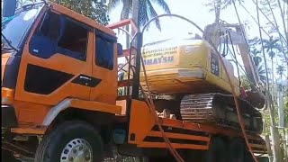 Skill in Loading and Unloading Excavators ontofrom a Self Loader Truck [upl. by Anawqahs495]