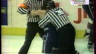 Mark Messier vs Kevin Kaminski Mar 181995 [upl. by Aninad]