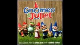 Gnomeo and JulietLove builds a garden [upl. by Mari]