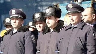 Poliziotti disertano per proteggere i manifestanti di piazza Maidan [upl. by Leopold]