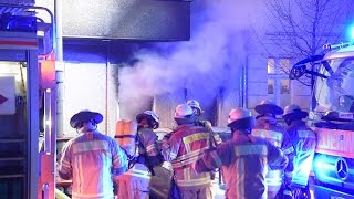 Berlin  Prenzlauer Berg Neun Verletzte bei Brand in Mehrfamilienhaus [upl. by Anassor667]