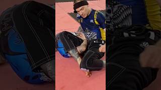 Attaquer l’omoplata en garde fermée technique MMA  JJB débutant mma espritmma jjb [upl. by Nelak941]