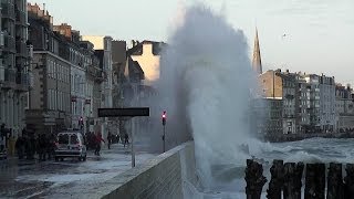 Grande marée SaintMalo Tempête Bretagne Springflut Tide Marea [upl. by Lovell]