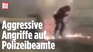 Silvester in Berlin Rakete trifft Polizisten am Kopf [upl. by Sualk]